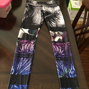 NOLI LEGGINGS SIZE SMALL